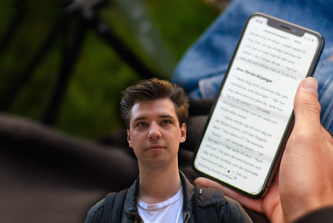 Foto på Andreas Källström. I bakgrunden syns en mobil med en bibeltext.