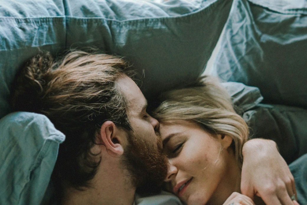 Ett par h&aring;ller om varandra.