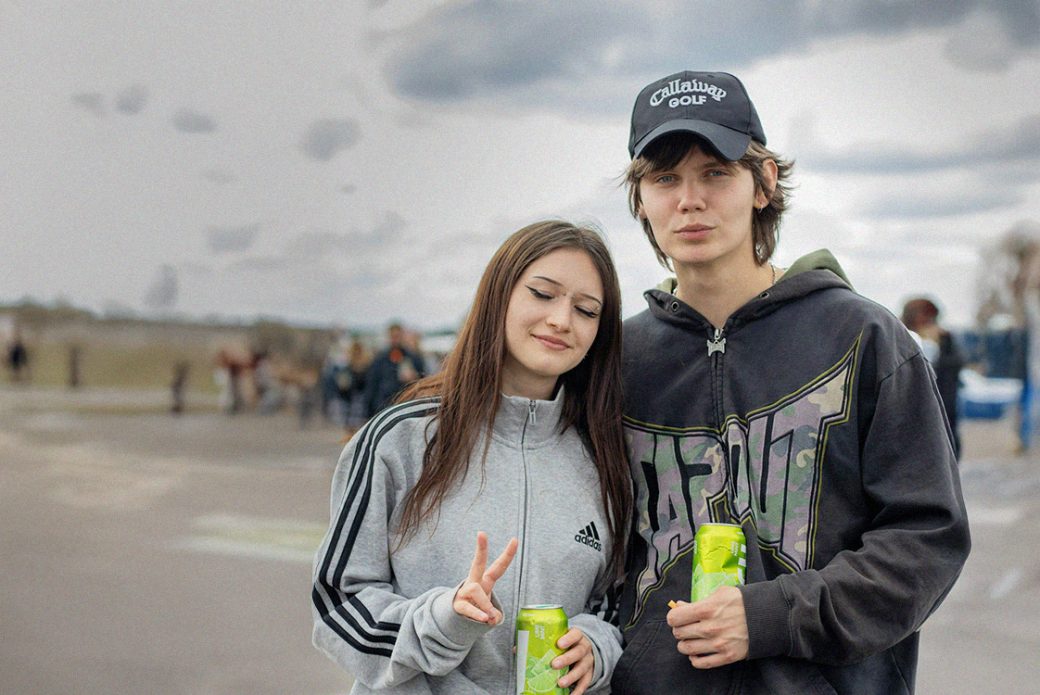 ett ungt par h&aring;ller om varandra.