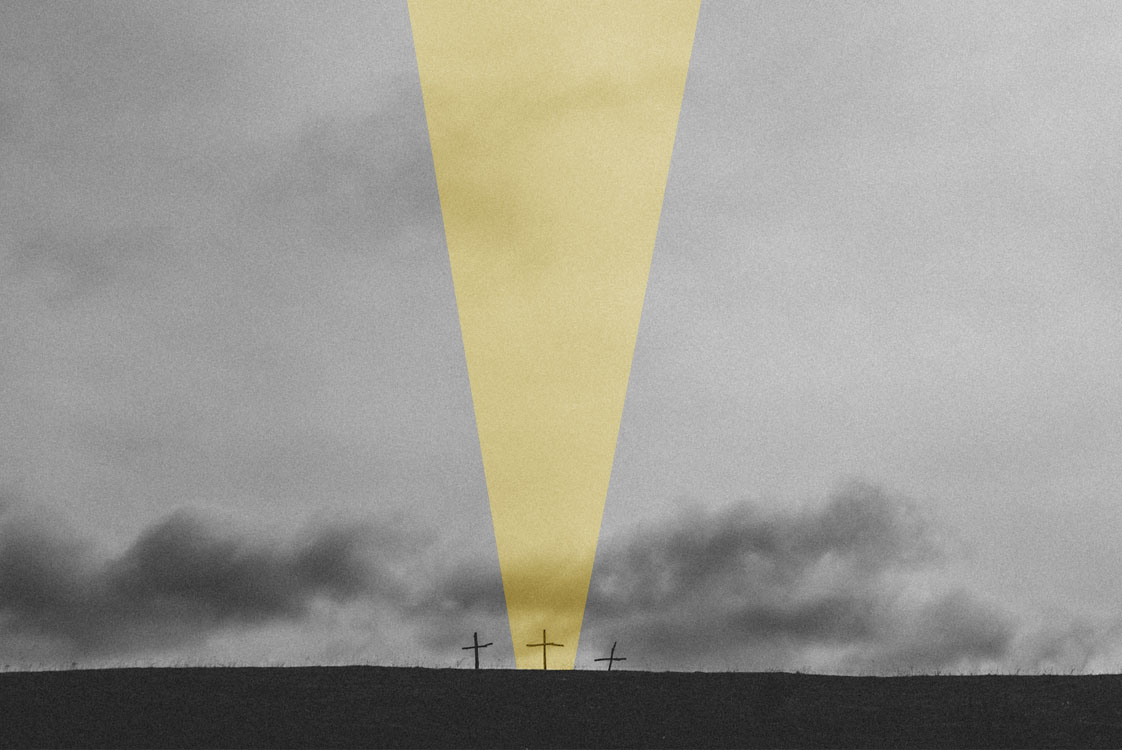 Jesus på korset lyser i mörkret.